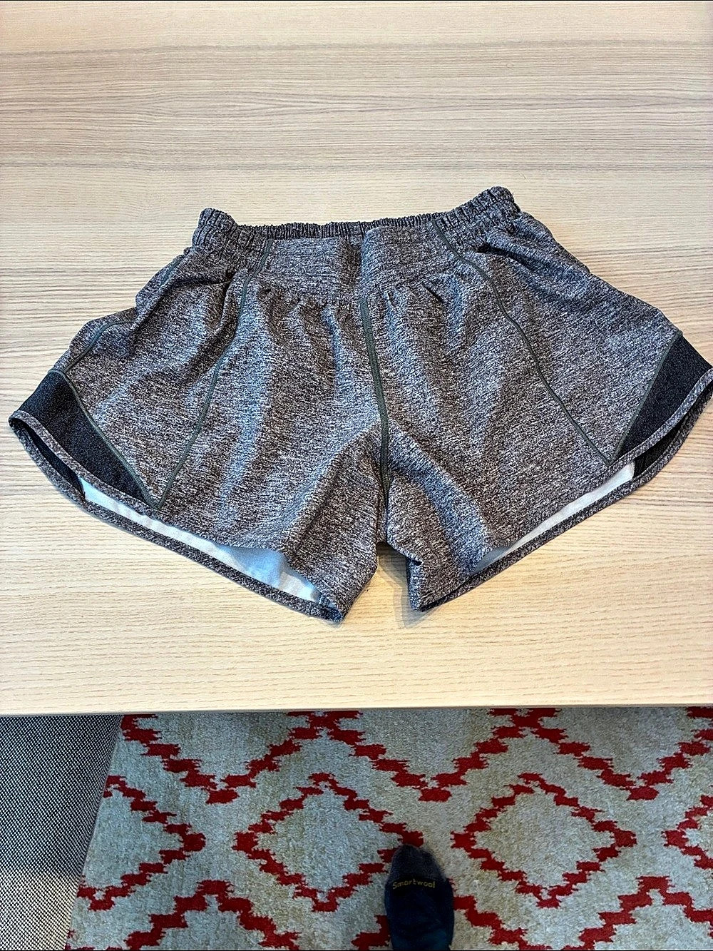 Lululemon Hotty Hot LR Short 4" Athletic Shorts in Gray & Black Size 4 NWT